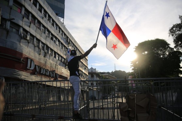 Desde las 4:00 p.m. varios grupos se manifestaron contra la minería y los diputados de la Asamblea Nacional. Desde las 4:00 p.m. varios grupos se manifestaron contra la minería y los diputados de la Asamblea Nacional.
