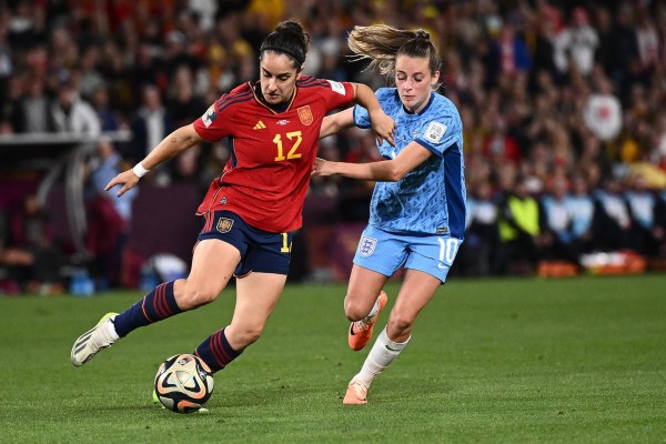 Oihane Hernández, de España, y Ella Toone, de Inglaterra, se disputan el balón en el partido final del Mundial Femenino. Oihane Hernández, de España, y Ella Toone, de Inglaterra, se disputan el balón en el partido final del Mundial Femenino.