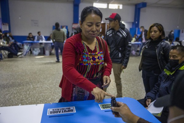 Ciudadanos votan hoy en las elecciones generales tras la apertura de los colegios electorales en Guatemala Ciudadanos votan hoy en las elecciones generales tras la apertura de los colegios electorales en Guatemala
