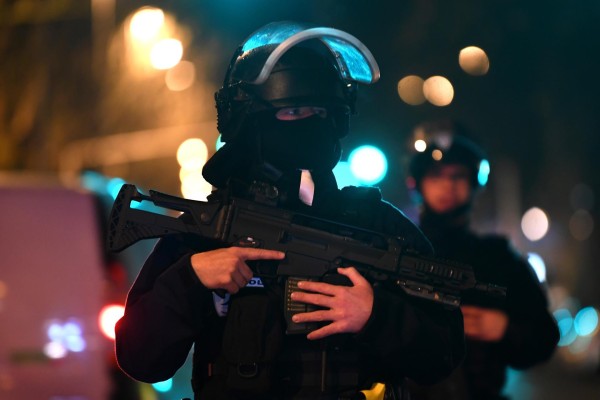 Fotografía de archivo en la que se registró a un par de policías antiterroristas franceses, en París. Fotografía de archivo en la que se registró a un par de policías antiterroristas franceses, en París.