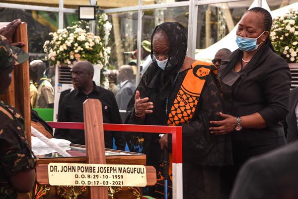 En el funeral del presidente de Tanzania, John Magufuli, algunas personas estaban utilizando sus mascarillas, a pesar de que el mandatario consideraba derrotado el virus en su país gracias al rezo. | En el funeral del presidente de Tanzania, John Magufuli, algunas personas estaban utilizando sus mascarillas, a pesar de que el mandatario consideraba derrotado el virus en su país gracias al rezo. |
