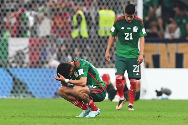 Los jugadores de México se lamentan en Lusail Estadio en Lusail, Catar. Los jugadores de México se lamentan en Lusail Estadio en Lusail, Catar.