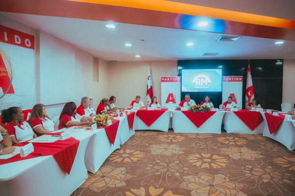 El Directorio Nacional del partido Alianza avaló la candidatura a la vicepresidencia, de Marta Linares de Martinelli. El Directorio Nacional del partido Alianza avaló la candidatura a la vicepresidencia, de Marta Linares de Martinelli.
