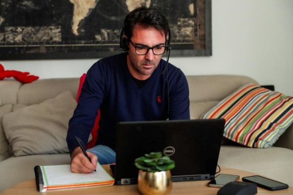 En la imagen un registro de archivo de un hombre al teletrabajar. En la imagen un registro de archivo de un hombre al teletrabajar.
