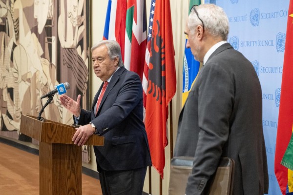 Fotografía cedida por la ONU donde aparece su secretario general, António Guterres (i), mintras habla junto a su portavoz, Stéphane Dujarric (d) Fotografía cedida por la ONU donde aparece su secretario general, António Guterres (i), mintras habla junto a su portavoz, Stéphane Dujarric (d)