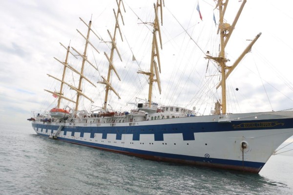 Royal Clippers, cuenta con un velero de cinco mástiles altos, que es empleado como crucero de lujo. Royal Clippers, cuenta con un velero de cinco mástiles altos, que es empleado como crucero de lujo.