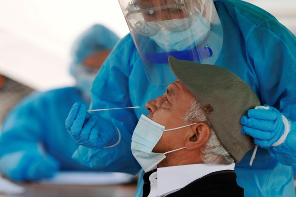Una trabajadora sanitaria realiza una prueba de covid-19. Una trabajadora sanitaria realiza una prueba de covid-19.