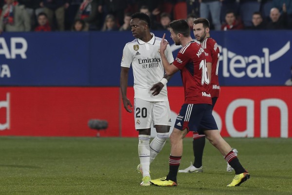 El delantero brasileño del Real Madrid, Vinicius Jr. (i) y el delantero de Osasuna, Moi Gómez El delantero brasileño del Real Madrid, Vinicius Jr. (i) y el delantero de Osasuna, Moi Gómez