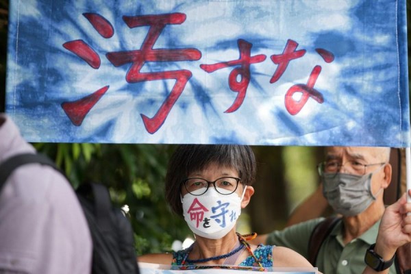 Personas se manifiestan contra el vertido previsto por Japón de aguas residuales nucleares en el océano, el 18 de agosto de 2023 Personas se manifiestan contra el vertido previsto por Japón de aguas residuales nucleares en el océano, el 18 de agosto de 2023