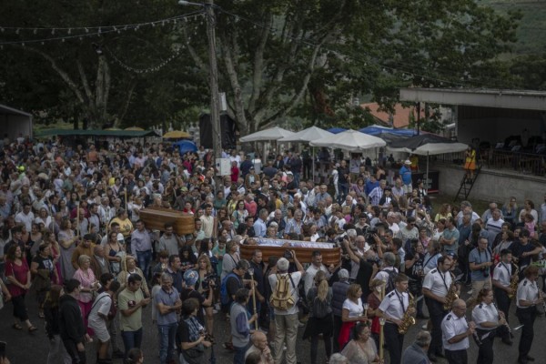 Vista de la Procesión de los Cadaleitos, en el municipio de As Neves (Galicia, noroeste de España). Vista de la Procesión de los Cadaleitos, en el municipio de As Neves (Galicia, noroeste de España).