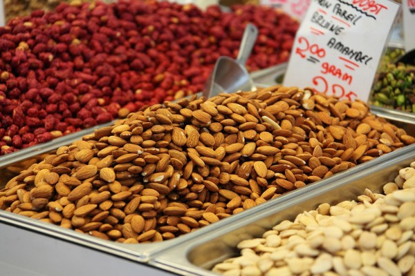 Almendras, semillas de calabaza y de lino contribuyen a un mejor control de peso y añaden mayor calcio y fósforo al cuerpo. Almendras, semillas de calabaza y de lino contribuyen a un mejor control de peso y añaden mayor calcio y fósforo al cuerpo.