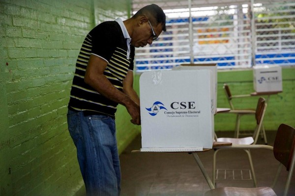 Un nicaragüense vota, en una fotografía de archivo fechada el 5 de noviembre de 2017. Un nicaragüense vota, en una fotografía de archivo fechada el 5 de noviembre de 2017.