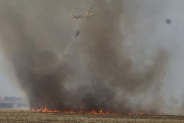 Un helicóptero trabaja en las labores de extinción del incendio forestal registrado en la comarca de Tábara (Zamora). Un helicóptero trabaja en las labores de extinción del incendio forestal registrado en la comarca de Tábara (Zamora).