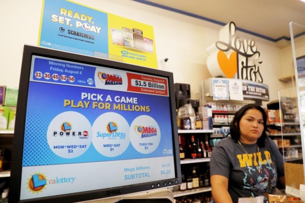 Una pantalla digital muestra el mayor premio mayor de la lotería Mega Millions de $1.5 mil millones en una tienda de donas en Oakland, California, EE.UU. Una pantalla digital muestra el mayor premio mayor de la lotería Mega Millions de $1.5 mil millones en una tienda de donas en Oakland, California, EE.UU.