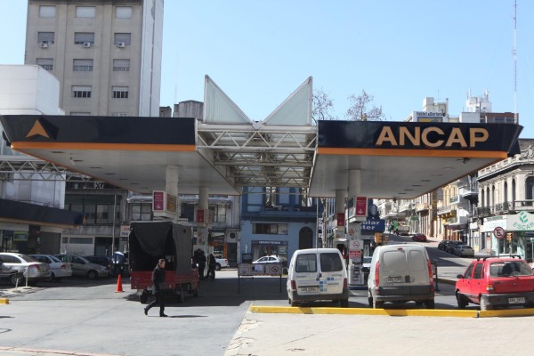 Fotografía de archivo en la que se registró una estación de suministro de combustible, en Montevideo (Uruguay). Fotografía de archivo en la que se registró una estación de suministro de combustible, en Montevideo (Uruguay).