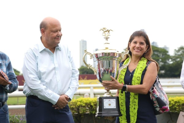 Darío Carrillo Gomila fue el oferente de la copa del triunfo a Mirna Navarro. Darío Carrillo Gomila fue el oferente de la copa del triunfo a Mirna Navarro.