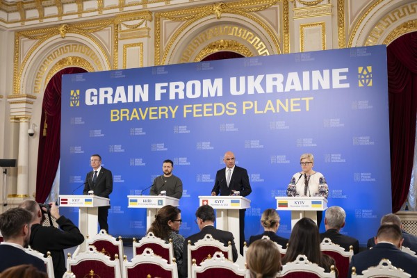 De izquierda a derecha, el presidente letón, Edgars Rinkevics, el presidente ucraniano, Volodímir Zelenski, el presidente suizo, Alain Berset, y la presidenta lituana, Ingrida Simonyte De izquierda a derecha, el presidente letón, Edgars Rinkevics, el presidente ucraniano, Volodímir Zelenski, el presidente suizo, Alain Berset, y la presidenta lituana, Ingrida Simonyte