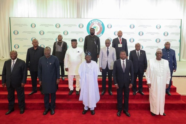 El presidente de Nigeria, Bola Ahmed Tinubu (c) y el resto de jefes de Estado y de Gobierno de la Comunidad Económica de Estados de África Occidental. El presidente de Nigeria, Bola Ahmed Tinubu (c) y el resto de jefes de Estado y de Gobierno de la Comunidad Económica de Estados de África Occidental.