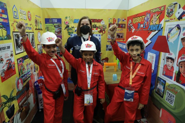 El equipo Zip Master del Colegio Bilingue de Panamá, conformado por los estudiantes, Juan Polo, Sebastián Díaz y Rebeca Araúz obtuvo el octavo lugar en la categoría Futuros Innovadores. El equipo Zip Master del Colegio Bilingue de Panamá, conformado por los estudiantes, Juan Polo, Sebastián Díaz y Rebeca Araúz obtuvo el octavo lugar en la categoría Futuros Innovadores.