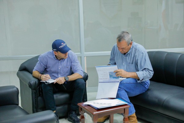 Carrizo y Castillo revisaron el avance de las obras en los ministerios de Salud y Obras Públicas. Carrizo y Castillo revisaron el avance de las obras en los ministerios de Salud y Obras Públicas.