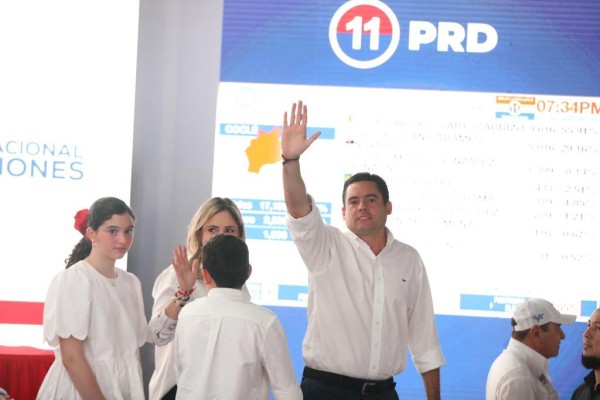'Me siento con humildad y muy feliz de convertirme en el candidato presidencial', dijo Carrizo. 'Me siento con humildad y muy feliz de convertirme en el candidato presidencial', dijo Carrizo.