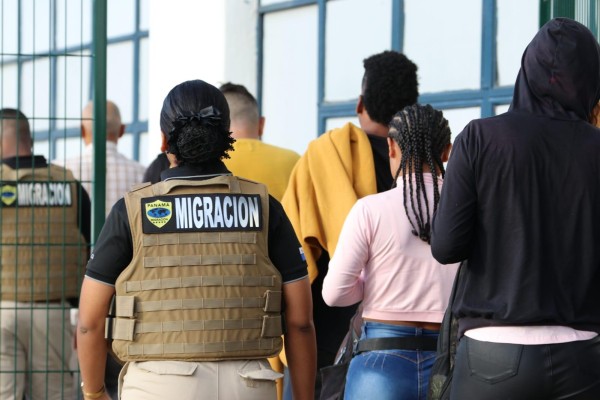 El destino de los deportados es el aeropuerto ubicado en Río Negro, Colombia. El destino de los deportados es el aeropuerto ubicado en Río Negro, Colombia.