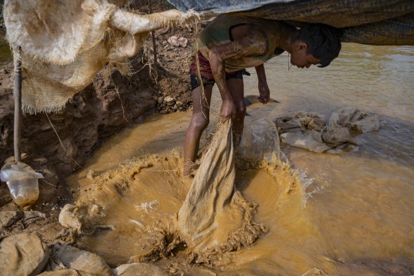 Niños mineros en Venezuela Niños mineros en Venezuela