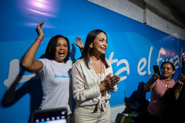 La candidata Maria Corina Machado saluda a miembros del partido Vente durante la jornada de elecciones primarias de los candidatos de oposición. La candidata Maria Corina Machado saluda a miembros del partido Vente durante la jornada de elecciones primarias de los candidatos de oposición.