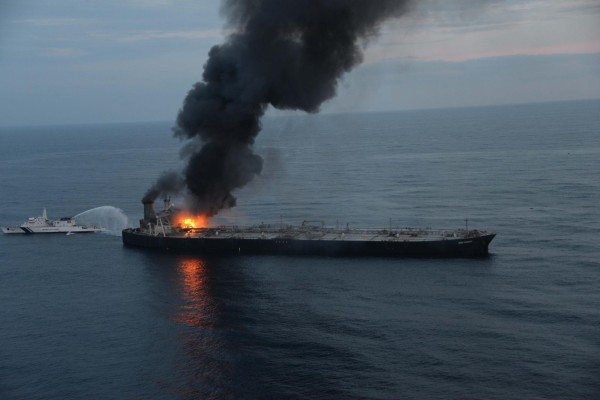 El incendio de un petrolero en la costa de Sri Lanka desata el temor al vertido El incendio de un petrolero en la costa de Sri Lanka desata el temor al vertido