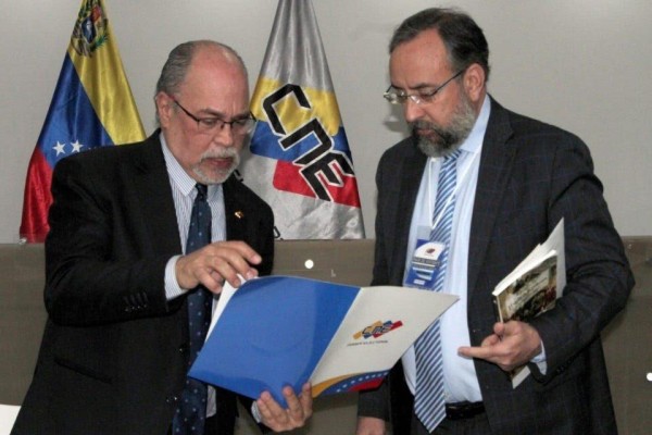 En la foto el presidente del CNE, Pedro Calzadilla, con el presidente de la Comisión Nacional de Primaria, Jesús María Casal. En la foto el presidente del CNE, Pedro Calzadilla, con el presidente de la Comisión Nacional de Primaria, Jesús María Casal.