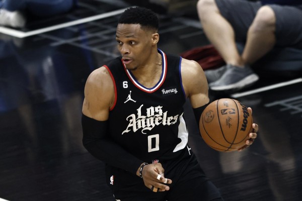 Fotografía de archivo en la que se registró al base estrella de los Clippers de Los Ángeles, Russell Westbrook, en el coliseo Crypto.com Arena, en Los Ángeles (California, EE.UU.). Fotografía de archivo en la que se registró al base estrella de los Clippers de Los Ángeles, Russell Westbrook, en el coliseo Crypto.com Arena, en Los Ángeles (California, EE.UU.).