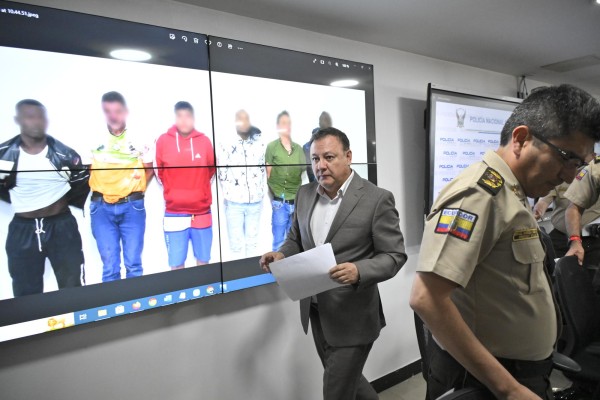 Durante la captura y allanamientos, la Policía halló un fusil, un subametralladora y cuatro pistolas. Durante la captura y allanamientos, la Policía halló un fusil, un subametralladora y cuatro pistolas.