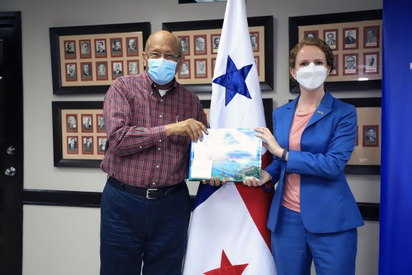 El ministro del MEF, Héctor Alexander recibe a la embajadora embajadora de Canadá en Panamá, Kim Ursu. El ministro del MEF, Héctor Alexander recibe a la embajadora embajadora de Canadá en Panamá, Kim Ursu.
