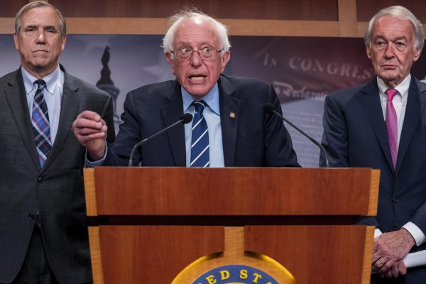 El senador izquierdista Bernie Sanders (C), junto a los senadores demócratas Jeff Merkley (i) y Ed Markey (d), durante una rueda de prensa en el Capitolio de EE.UU. en Washington (EE.UU.). El senador izquierdista Bernie Sanders (C), junto a los senadores demócratas Jeff Merkley (i) y Ed Markey (d), durante una rueda de prensa en el Capitolio de EE.UU. en Washington (EE.UU.).