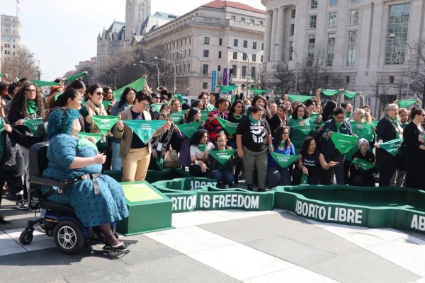 Fotografía de archivo que muestra a varias mujeres en una manifestación a favor del aborto en Washington (Estados Unidos). Fotografía de archivo que muestra a varias mujeres en una manifestación a favor del aborto en Washington (Estados Unidos).