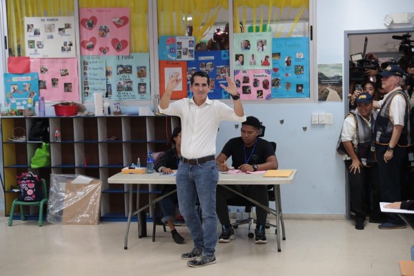Roux votó la mañana de este domingo en la escuela Estado de Israel. Roux votó la mañana de este domingo en la escuela Estado de Israel.
