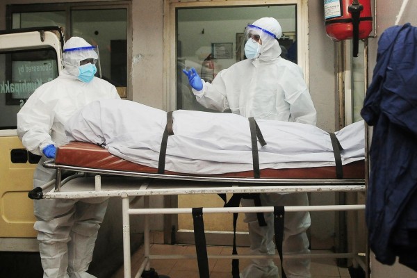 Los síntomas incluyen fiebre alta, vómitos e infección respiratoria, Los síntomas incluyen fiebre alta, vómitos e infección respiratoria,