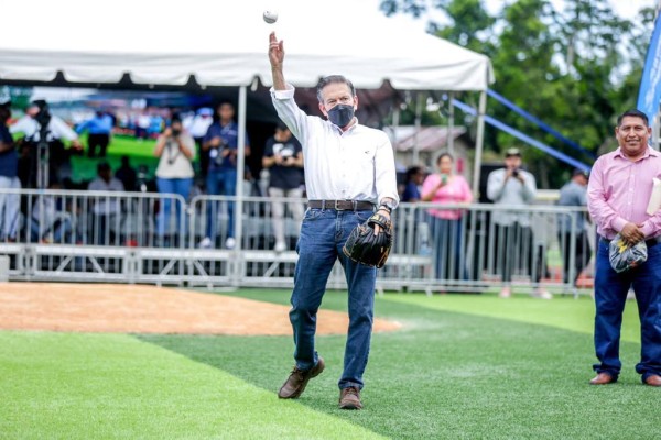 Cortizo inauguró la Villa Deportiva de Barranco con cancha de fútbol de grama natural. Cortizo inauguró la Villa Deportiva de Barranco con cancha de fútbol de grama natural.
