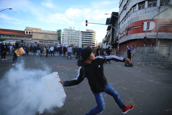La Policía Nacional reportó este martes 24 de octubre que cinco de sus agentes resultaron heridos. La Policía Nacional reportó este martes 24 de octubre que cinco de sus agentes resultaron heridos.