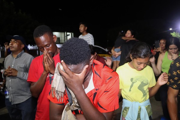 Un grupo de migrantes participa en una ceremonia religiosa, el 18 de septiembre de 2023, en Tapachula, estado de Chiapas. Un grupo de migrantes participa en una ceremonia religiosa, el 18 de septiembre de 2023, en Tapachula, estado de Chiapas.