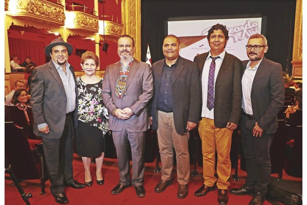 Arturo Wong, Danae Brugiati, Gabriel González, viceministro de Cultura, Pedro Crenes, Jhavier Romero y Daniel Domínguez, director de las Artes. Arturo Wong, Danae Brugiati, Gabriel González, viceministro de Cultura, Pedro Crenes, Jhavier Romero y Daniel Domínguez, director de las Artes.