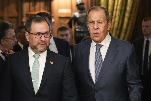 El ministro de Asuntos Exteriores ruso, Sergey Lavrov (R), da la bienvenida al ministro de Asuntos Exteriores de Venezuela, Yvan Gil Pinto (I). El ministro de Asuntos Exteriores ruso, Sergey Lavrov (R), da la bienvenida al ministro de Asuntos Exteriores de Venezuela, Yvan Gil Pinto (I).