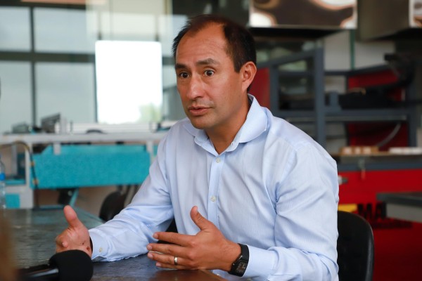 El fundador y director general de Wizeline, Bismarck Lepe, habla hoy durante una entrevista con EFE, en el municipio de Zapopan, en Jalisco (México). El fundador y director general de Wizeline, Bismarck Lepe, habla hoy durante una entrevista con EFE, en el municipio de Zapopan, en Jalisco (México).