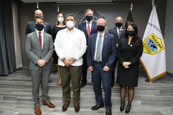Delegación de Estados Unidos se reúne con el ministro de Seguridad Pública, Juan Manuel Pino (c). Delegación de Estados Unidos se reúne con el ministro de Seguridad Pública, Juan Manuel Pino (c).