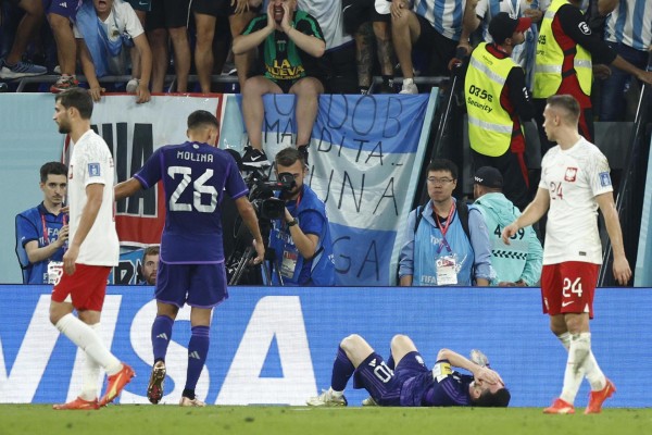 Lionel Messi de Argentina se lamenta tras una falta hoy, en un partido de la fase de grupos del Mundial de Fútbol Qatar 2022 entre Polonia y Argentina en el Estadio 974 en Doha (Catar). Lionel Messi de Argentina se lamenta tras una falta hoy, en un partido de la fase de grupos del Mundial de Fútbol Qatar 2022 entre Polonia y Argentina en el Estadio 974 en Doha (Catar).