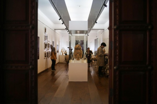 Personas recorren la muestra sobre la comunidad Wichí en el Museo de Etnografía y Folclore (Musef). Personas recorren la muestra sobre la comunidad Wichí en el Museo de Etnografía y Folclore (Musef).