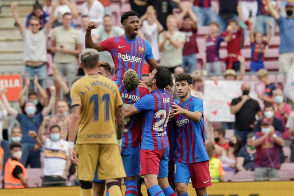 El delantero del Fc Barcelona Ansu Fati (detrás) celebra su gol El delantero del Fc Barcelona Ansu Fati (detrás) celebra su gol