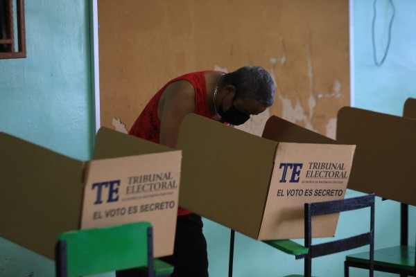 Hasta la citada hora habían votado 50 mil 103 adherentes, de los 306 mil 549 que conforman el colectivo opositor. Hasta la citada hora habían votado 50 mil 103 adherentes, de los 306 mil 549 que conforman el colectivo opositor.