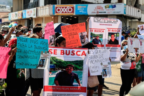 Familiares de personas desaparecidas por el paso del huracán Otis, protestan hoy en el balneario de Acapulco, en el estado de Guerrero (México). Familiares de personas desaparecidas por el paso del huracán Otis, protestan hoy en el balneario de Acapulco, en el estado de Guerrero (México).