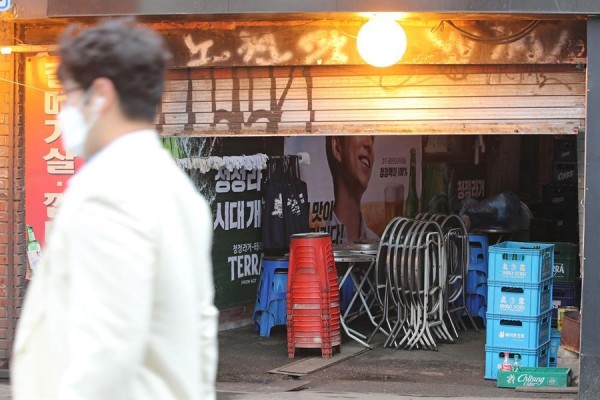 El gobierno Seúl emitió una orden administrativa para suspender negocios en clubes y bares en Itaewon. El gobierno Seúl emitió una orden administrativa para suspender negocios en clubes y bares en Itaewon.